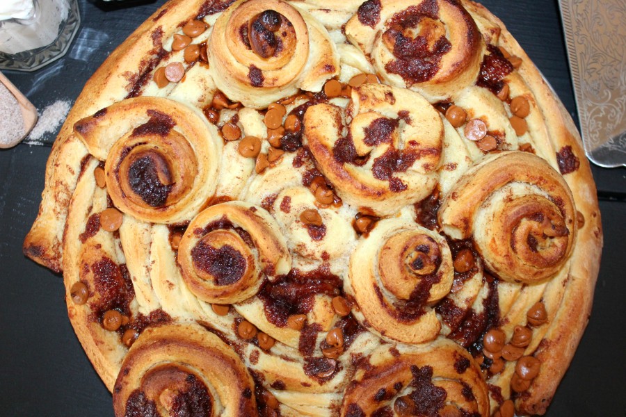 Cinnamon Roll Pizza! 